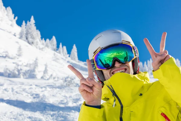 Portret van skiër in hoge bergen — Stockfoto