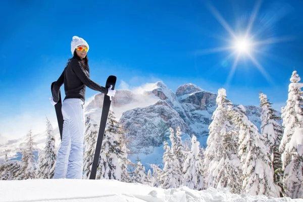 Vacker brunett kvinna med ski — Stockfoto