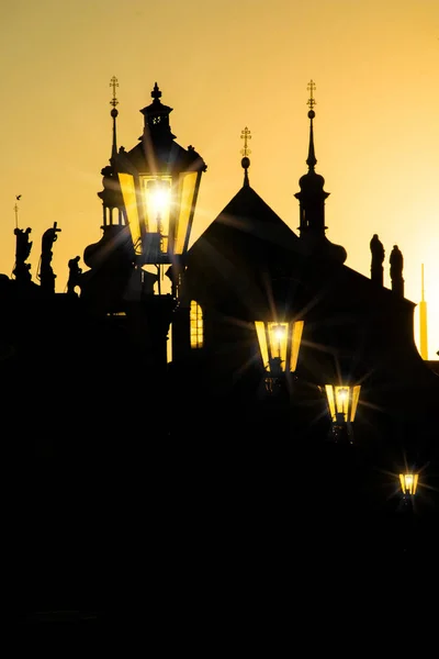 Karelsbrug in Praag tijdens ochtend zonsondergang. — Stockfoto