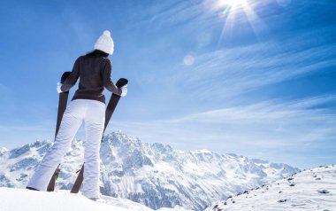 Kayak Ekipmanı ile güzel esmer kadın