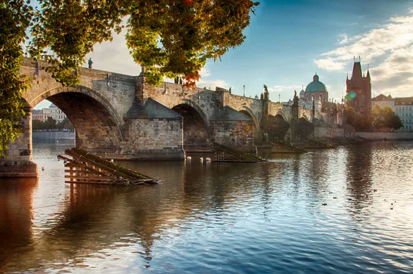 Sabah gün batımı sırasında Prag Charles Köprüsü.