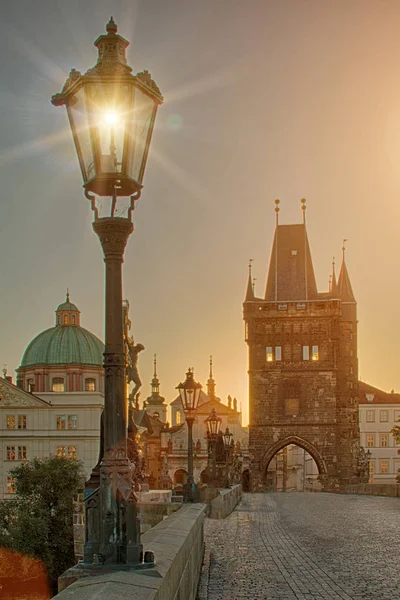 Karlsbrücke in Prag während des morgendlichen Sonnenuntergangs. — Stockfoto