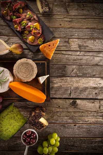 Leckerer Käse auf dem Tisch — Stockfoto