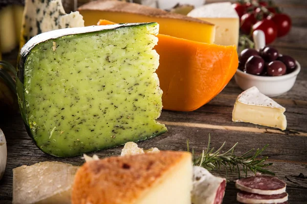 Delicioso queijo na mesa — Fotografia de Stock