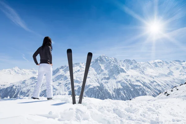 Kayak Ekipmanı ile güzel esmer kadın