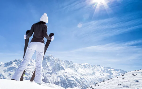 Kayak Ekipmanı ile güzel esmer kadın