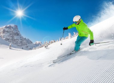 Yüksek dağlarda kayak yapan kayakçı.