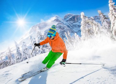 Yüksek dağlarda kayak yapan kayakçı.