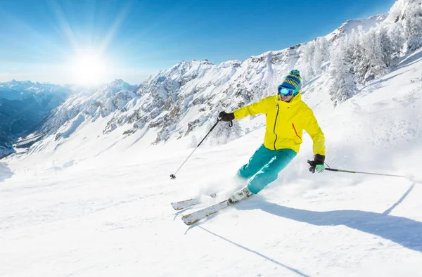 Yüksek dağlarda kayak yapan kayakçı.