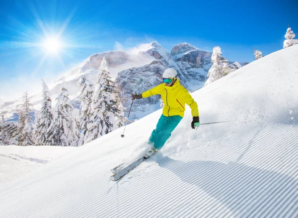 Yüksek dağlarda kayak yapan kayakçı.