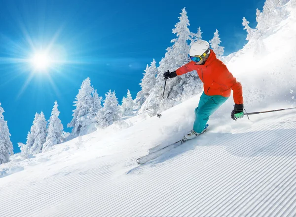 Skiër afdaling in hoge bergen — Stockfoto