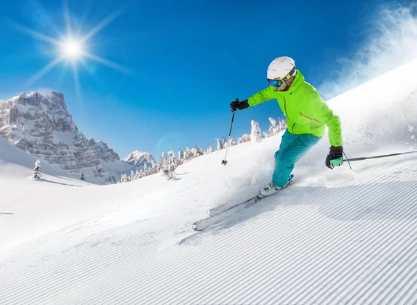 Yüksek dağlarda kayak yapan kayakçı.