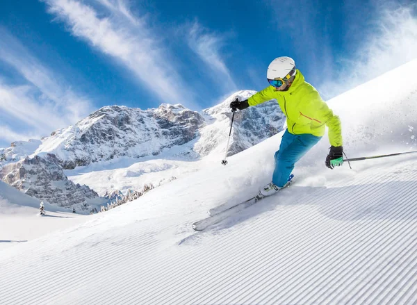 Sciatori che sciano in discesa in alta montagna — Foto Stock