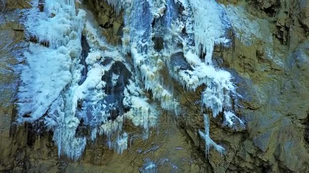 Bosque de invierno nevado con cascada . — Vídeos de Stock