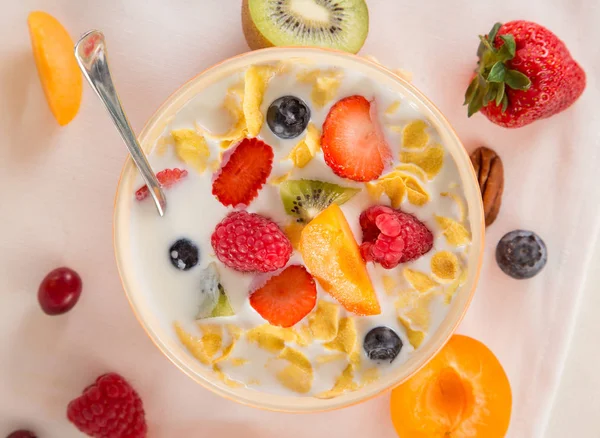 Smakelijk eten en glas melk dieet — Stockfoto