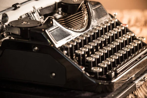 Крупным планом старой пишущей машинки. — стоковое фото