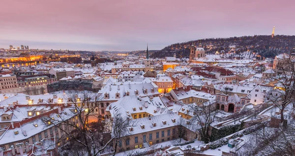 Praga w czasie zimy, zobacz na zaśnieżonych dachów. — Zdjęcie stockowe