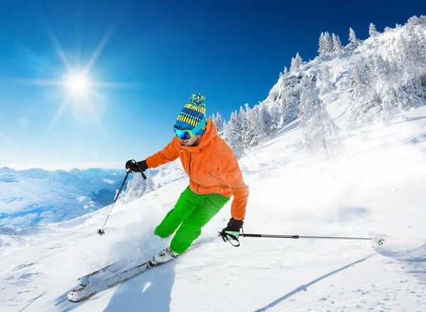 Yüksek dağlarda kayak yapan kayakçı.