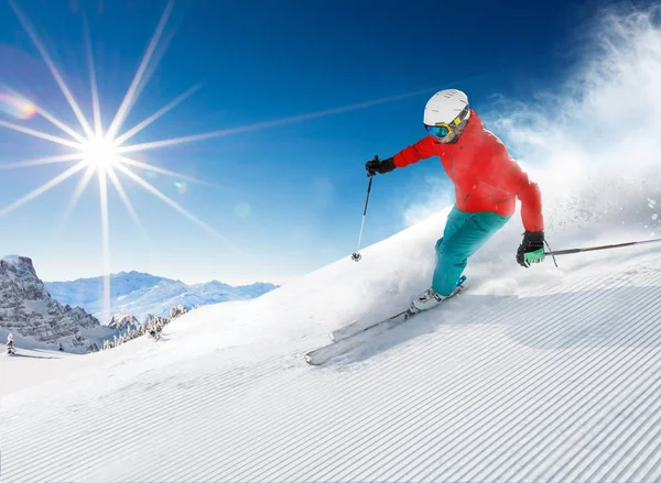 Skiër afdaling in hoge bergen — Stockfoto