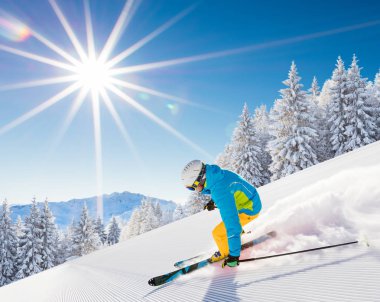 Yüksek dağlarda kayak yapan kayakçı.