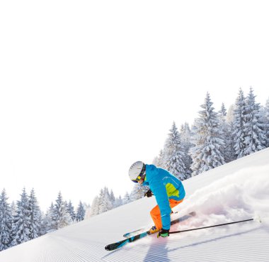 Yüksek dağlarda kayak yapan kayakçı.