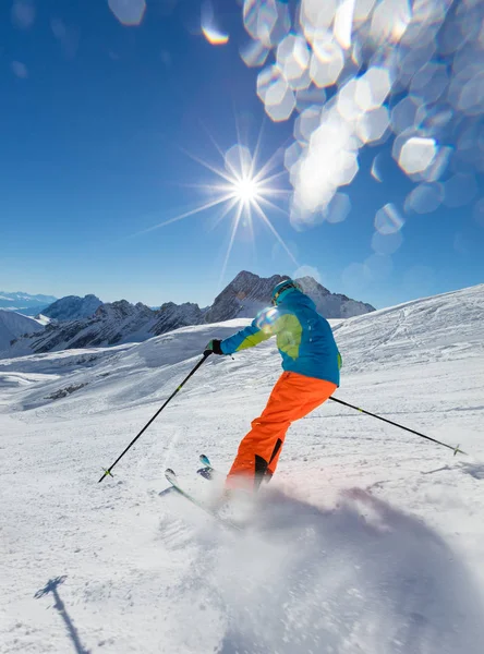 Sciatori che sciano in discesa in alta montagna — Foto Stock