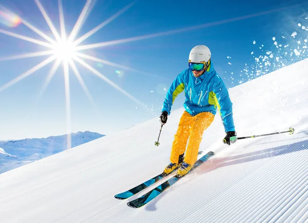 Skifahrer beim Skifahren im Hochgebirge — Stockfoto