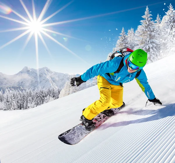 Snowboarder va cuesta abajo en las altas montañas — Foto de Stock