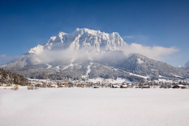 dağlarda güneşli kış peyzaj