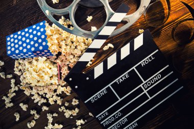 Sinema konsepti vintage film reel patlamış mısır ile.