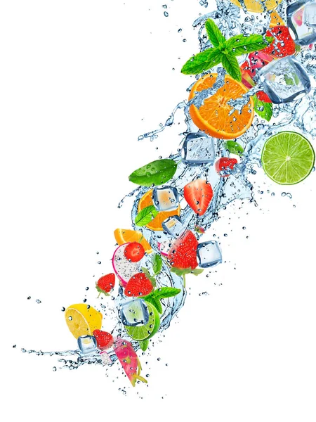 Vers fruit vallen in water splash, geïsoleerd. — Stockfoto