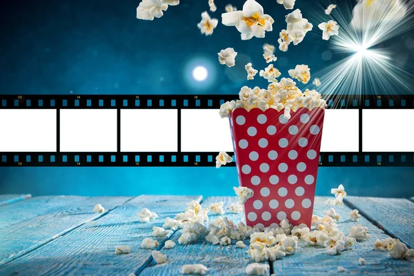 Låda med popcorn på blå bakgrund. — Stockfoto