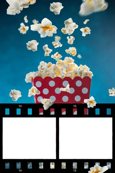 Boîte de pop-corn sur fond bleu . — Photo