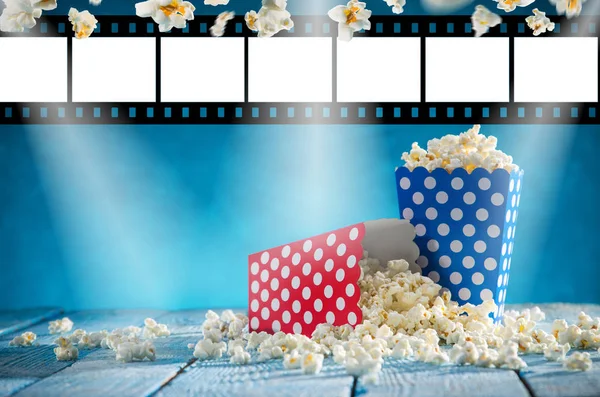 Dozen van popcorn op blauwe achtergrond. — Stockfoto