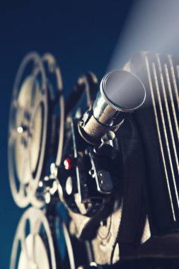 Eski stil film projektör, yakın çekim.