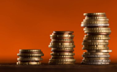 Euro coins birbiri yığılmış.