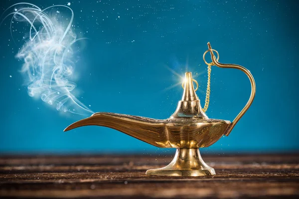 Lámpara mágica Aladdin con humo . —  Fotos de Stock