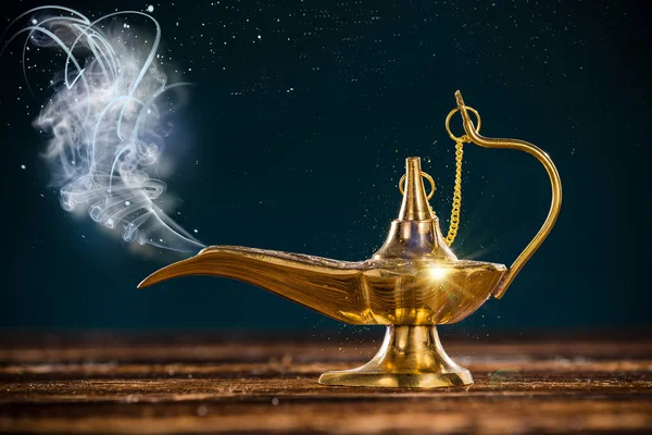 Lámpara mágica Aladdin con humo . —  Fotos de Stock