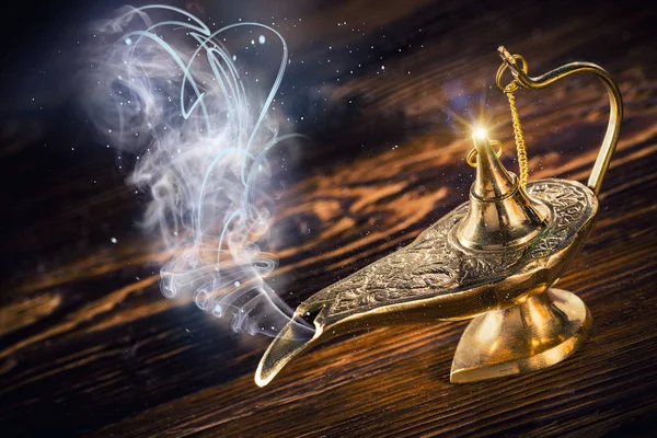 Lampada magica Aladino con fumo . — Foto Stock