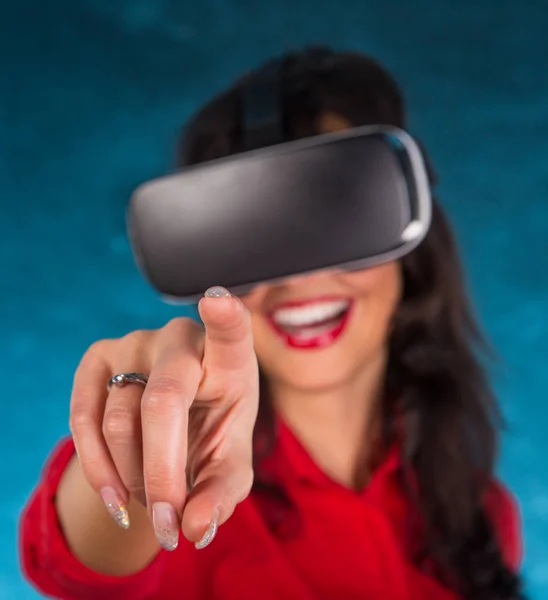 Mujer feliz con gafas de realidad virtual . — Foto de Stock