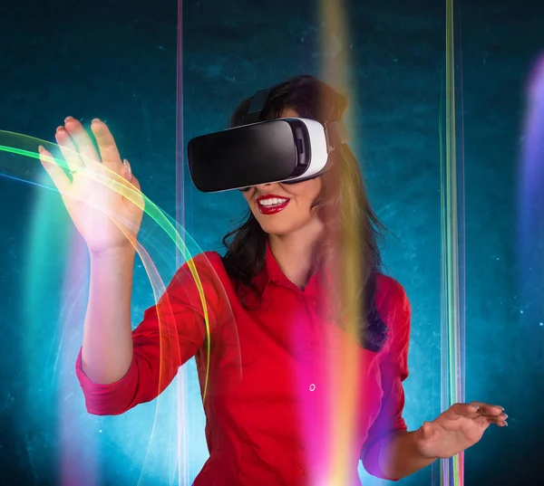 Mujer feliz con gafas de realidad virtual . — Foto de Stock