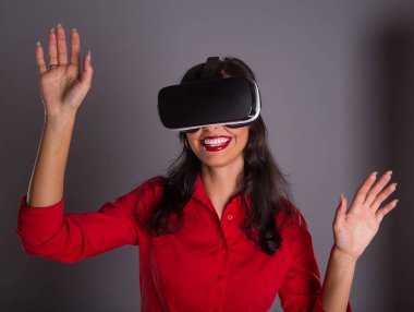 Sanal gerçeklik gözlüklü mutlu kadın.