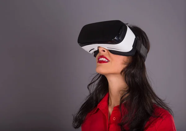 Mujer feliz con gafas de realidad virtual . — Foto de Stock