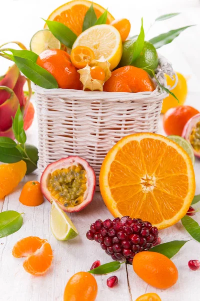 白木桌上的柑橘类水果. — 图库照片