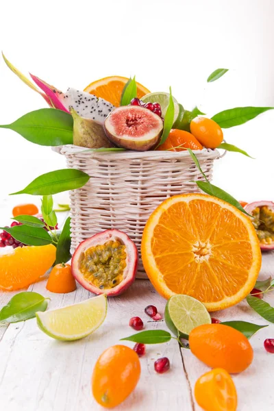 Citrusfrukter på vitt träbord. — Stockfoto