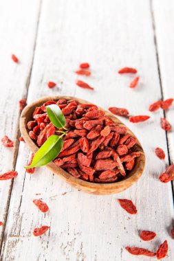Eski Beyaz ahşap arka plan kuru goji berry.