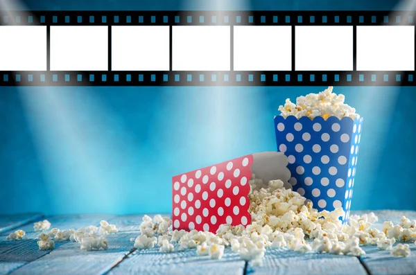 Dozen van popcorn op blauwe achtergrond. — Stockfoto