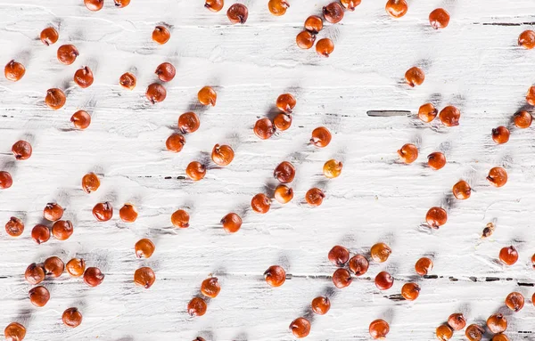 Kırmızı quinoa tohumlar üzerinde beyaz ahşap masa. — Stok fotoğraf