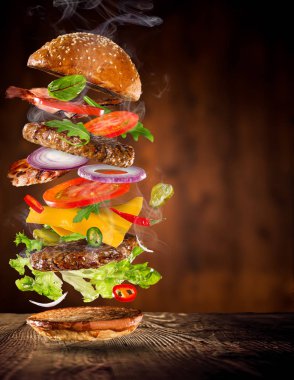 Malzemeler uçan ile büyük lezzetli burger.