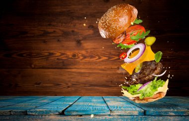 Malzemeler uçan ile büyük lezzetli burger.